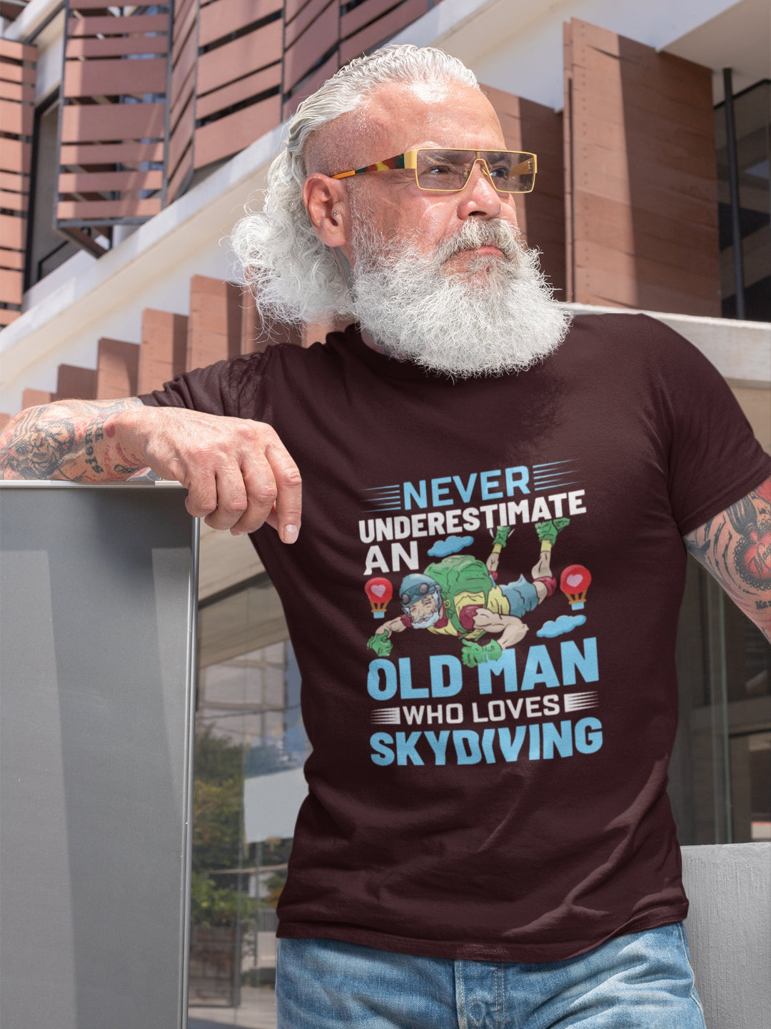 Never Underestimate An Old Man Who Loves Skydiving Men's Printed T-shirt
