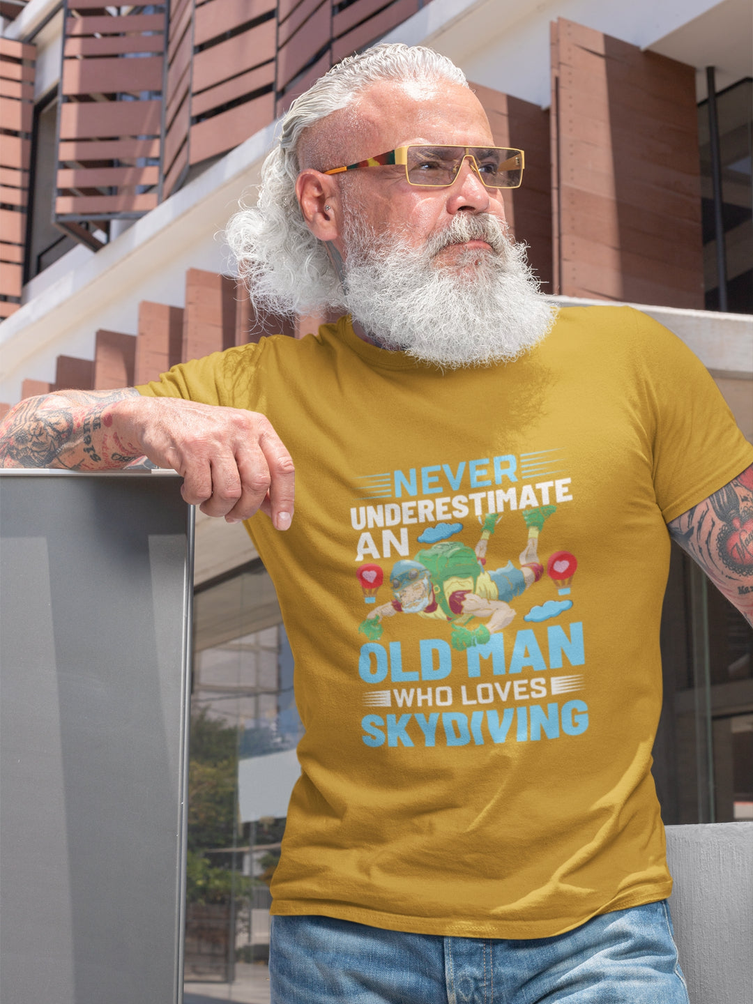 Never Underestimate An Old Man Who Loves Skydiving Men's Printed T-shirt