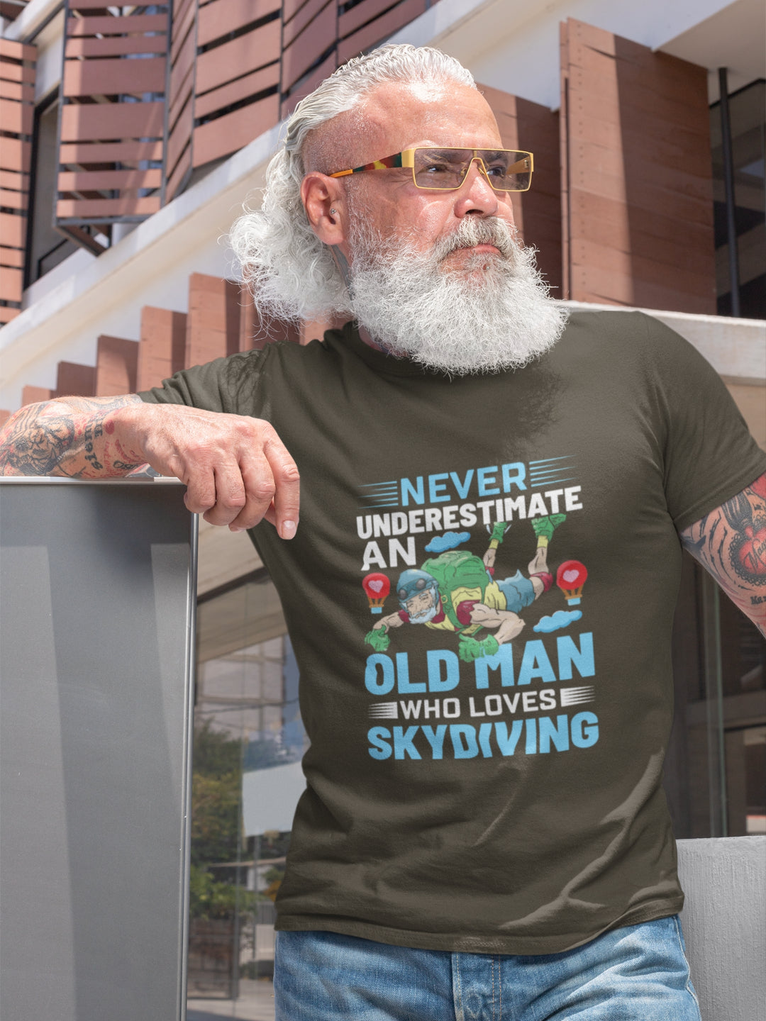 Never Underestimate An Old Man Who Loves Skydiving Men's Printed T-shirt