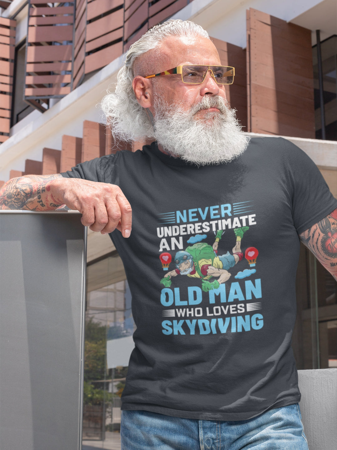 Never Underestimate An Old Man Who Loves Skydiving Men's Printed T-shirt
