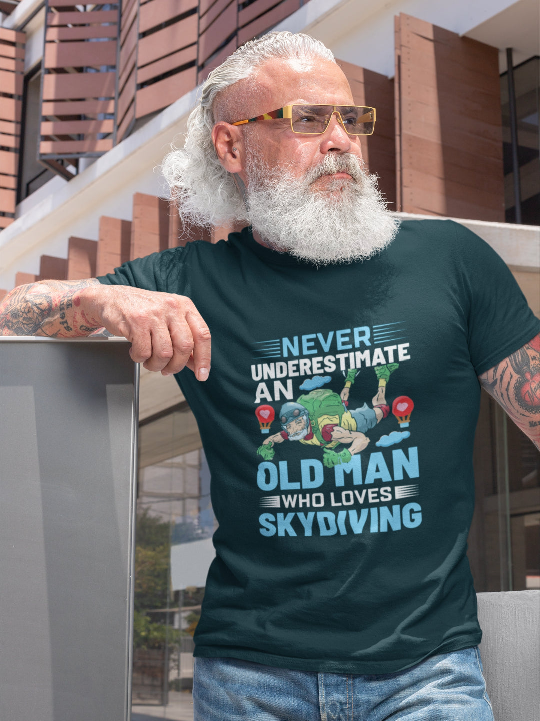 Never Underestimate An Old Man Who Loves Skydiving Men's Printed T-shirt