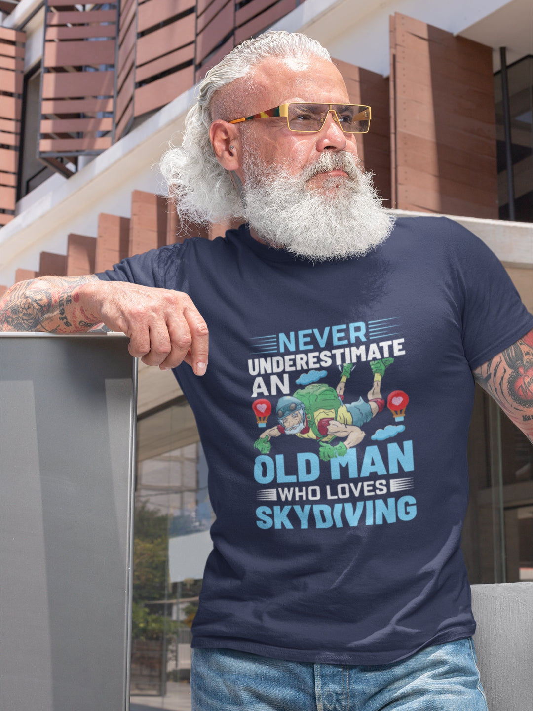 Never Underestimate An Old Man Who Loves Skydiving Men's Printed T-shirt