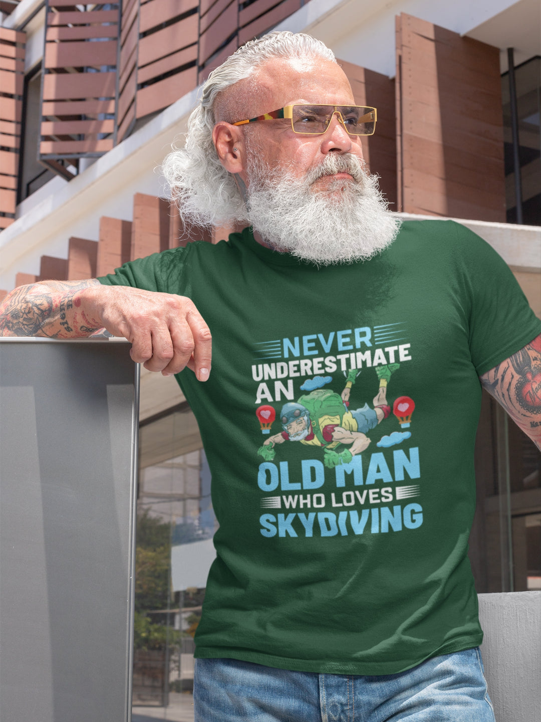 Never Underestimate An Old Man Who Loves Skydiving Men's Printed T-shirt